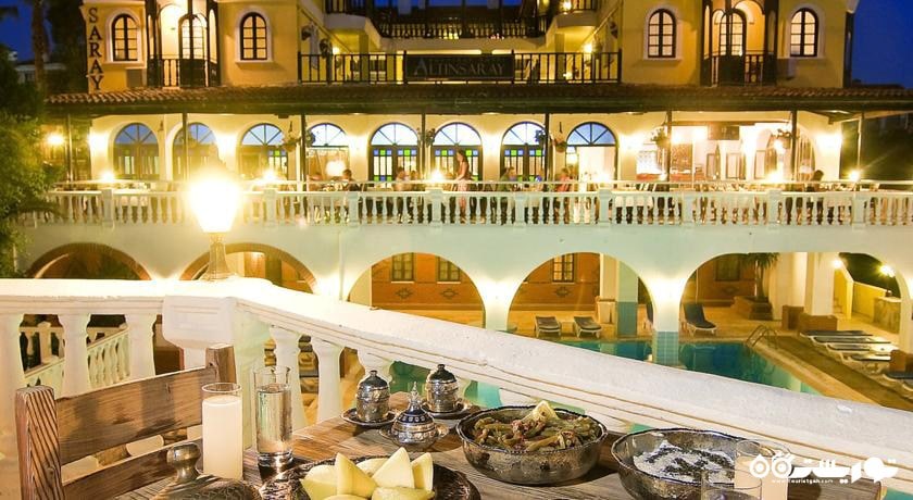 رستوران با چشم انداز استخر